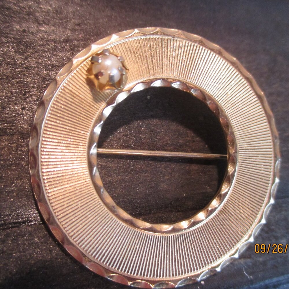 Vintage Gold Tone Ribbed Open Circle-Faux Pearl/Brooch/Pin